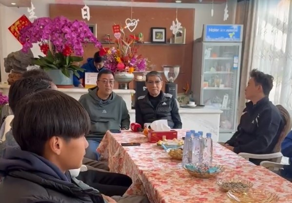  申花董事長谷際慶帶領部分球員，前往崇明基地看望徐根寶指導