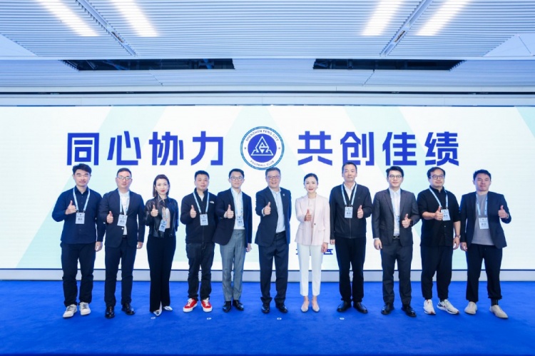  足球報(bào)：10家企業(yè)捧場新賽季出征儀式，深圳新鵬城進(jìn)一步做強(qiáng)做優(yōu)