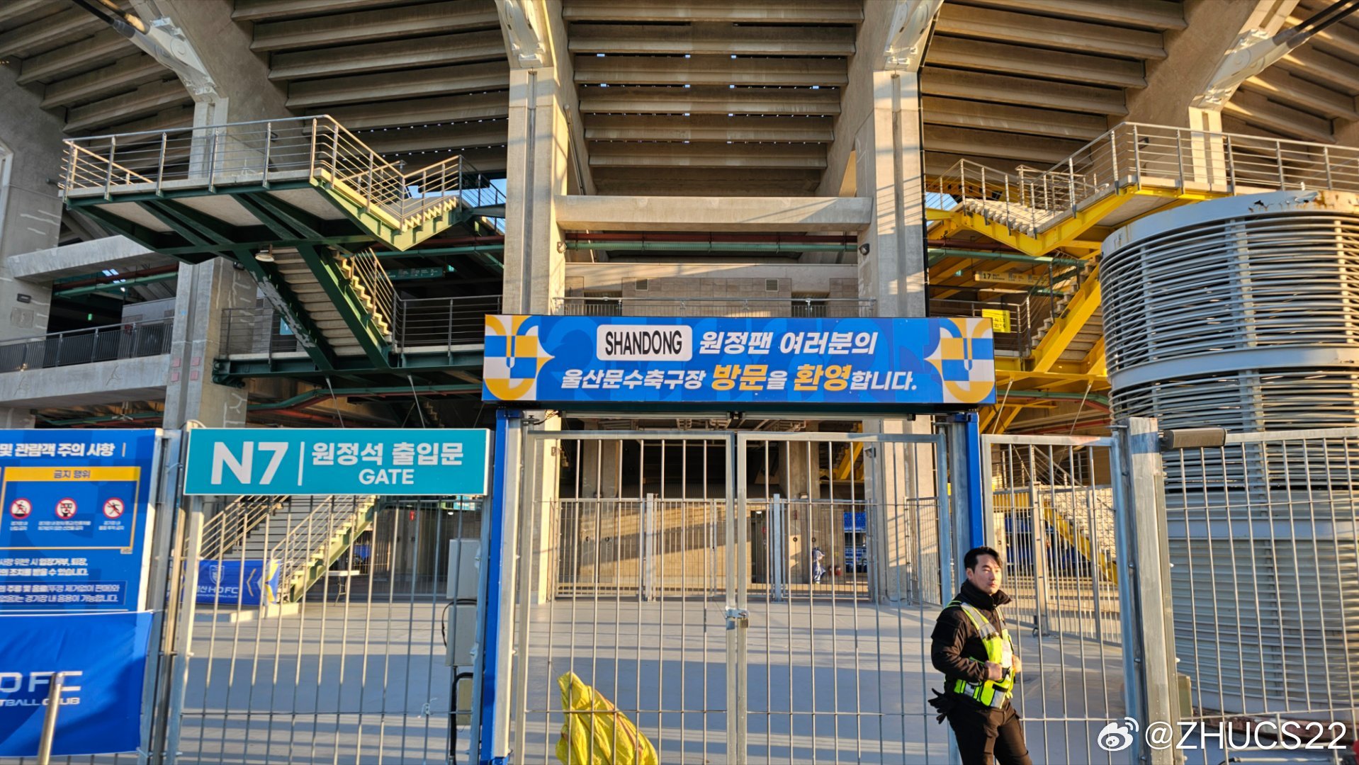 博主：蔚山現(xiàn)場(chǎng)工作人員、轉(zhuǎn)播車(chē)、安保在準(zhǔn)備撤場(chǎng)，場(chǎng)外一片安靜