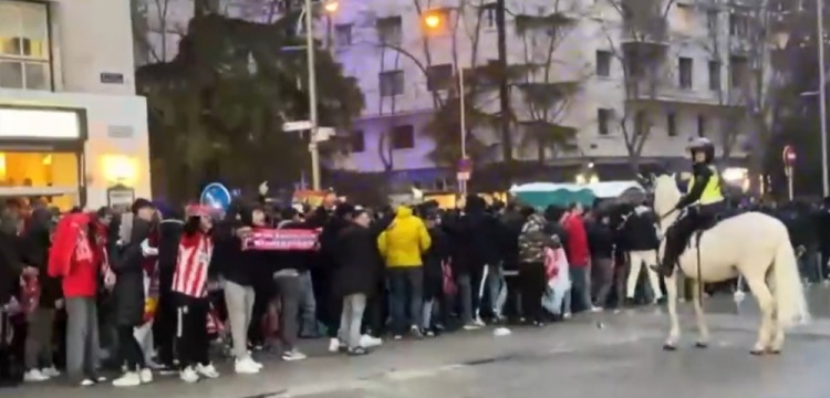  馬競球迷進(jìn)入伯納烏時向人群投擲雜物，導(dǎo)致安保對其進(jìn)行脫鞋檢查