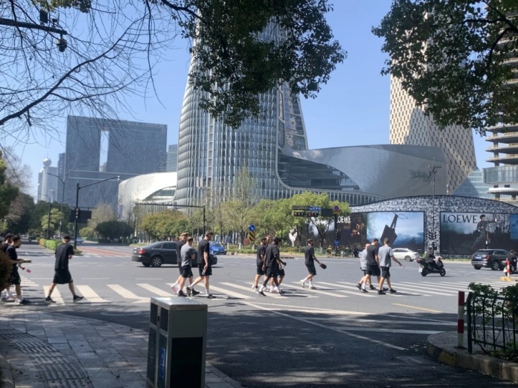  心態(tài)放松，有網(wǎng)友拍到澳大利亞隊(duì)早上在萬(wàn)象城citywalk