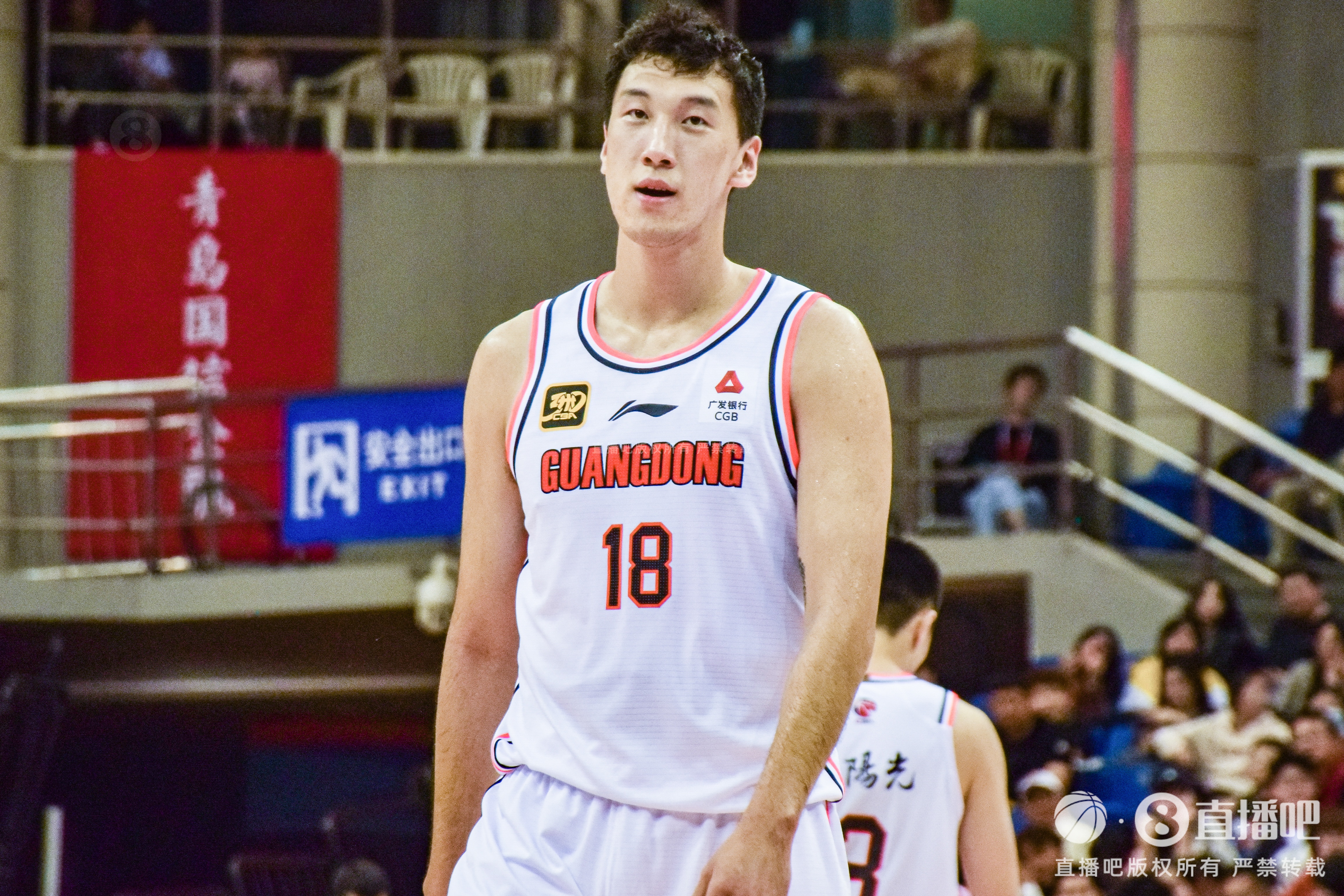  高炮臺發(fā)威！杜潤旺半場6中5拿到13分2斷1帽 三分3中3